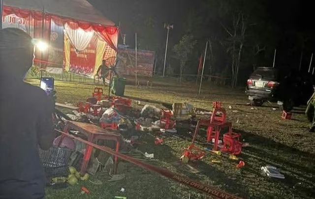 Đang xe ca nhạc, bất ngờ ô tô lùi "xe lao như tên bắn" khiến 1 bé tử vong và 7 bé khác đi cấp cứu - Ảnh 1.
