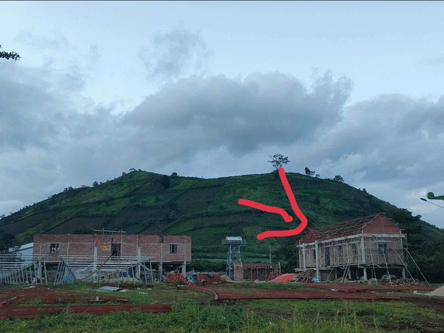 Về một cái nhà rông bê tông bị tạm dừng thi công - Ảnh 1.