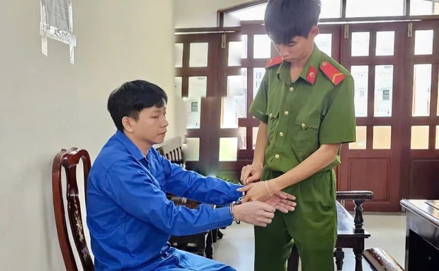 Giả danh công an "chìm" để lừa tình, lừa tiền, lãnh án 12 năm tù- Ảnh 1.
