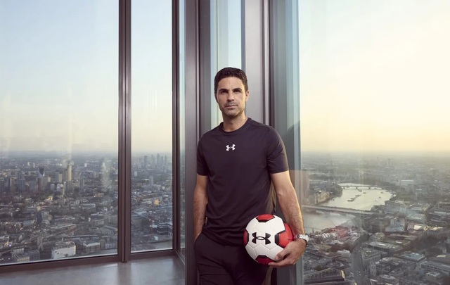 HLV Mikel Arteta của Arsenal hợp tác với Under Armour - Ảnh 1. HLV Mikel Arteta của Arsenal hợp tác với Under Armour - Ảnh 1.