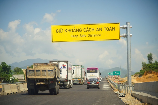 Hối hả chạy thi công cao tốc Hòa Liên - Túy Loan dưới "nắng lửa", sẵn sàng thông xe tuyến chính- Ảnh 6.