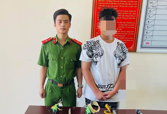Ngăn chặn kịp thời nhóm thanh thiếu niên hẹn “hỗn chiến”, thu nhiều hung khí nguy hiểm- Ảnh 1.
