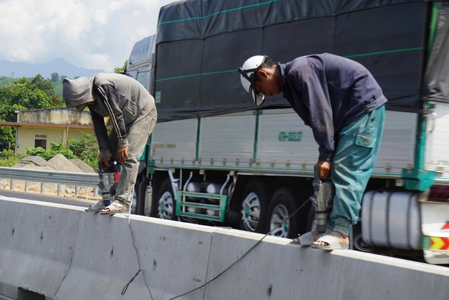 Hối hả chạy thi công cao tốc Hòa Liên - Túy Loan dưới "nắng lửa", sẵn sàng thông xe tuyến chính- Ảnh 1.