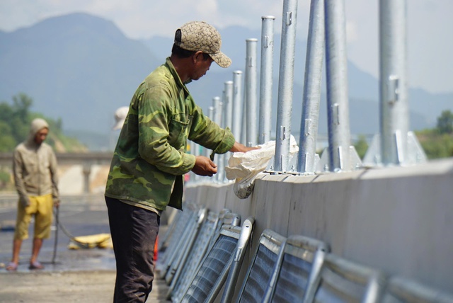 Hối hả chạy thi công cao tốc Hòa Liên - Túy Loan dưới "nắng lửa", sẵn sàng thông xe tuyến chính- Ảnh 3.