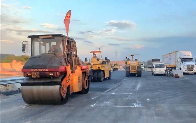 Hối hả chạy thi công cao tốc Hòa Liên - Túy Loan dưới "nắng lửa", sẵn sàng thông xe tuyến chính- Ảnh 8.