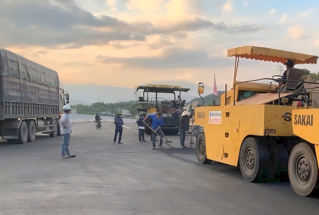 Hối hả chạy thi công cao tốc Hòa Liên - Túy Loan dưới "nắng lửa", sẵn sàng thông xe tuyến chính- Ảnh 9.