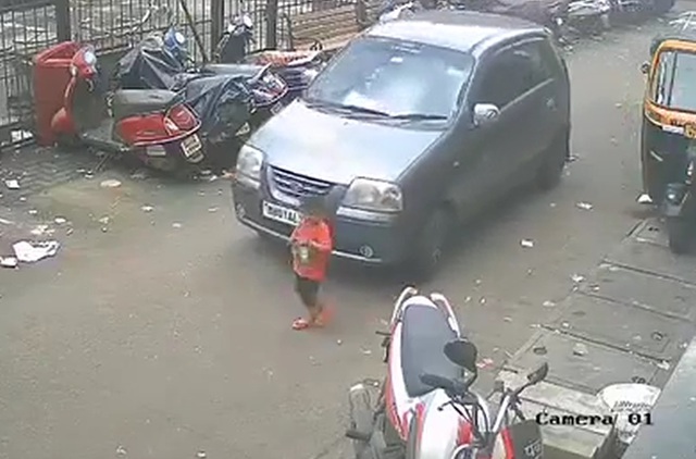 Bé trai bị ô tô tông trúng, cán qua người khi đang chơi trên phố - Ảnh 1.