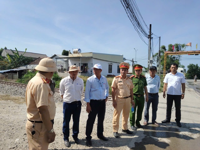 Nguy hiểm rình rập, phạt nguội chờ sẵn khi xe tải dừng trên đường sắt ở Đà Nẵng, Quảng Ngãi- Ảnh 2.