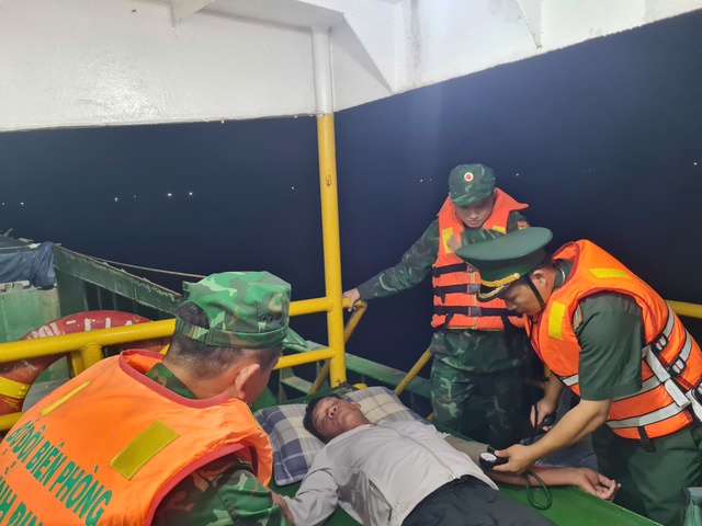 Đồn Biên phòng Tam Quan Nam cứu hộ thành công ngư dân gặp nạn trên biển- Ảnh 2. Đồn Biên phòng Tam Quan Nam cứu hộ thành công ngư dân gặp nạn trên biển- Ảnh 2.