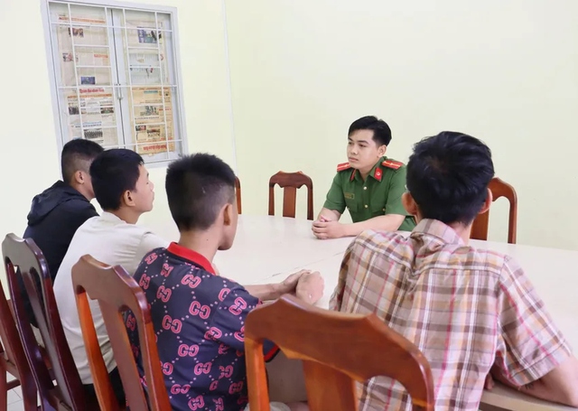 Bắt 2 thiếu niên mang hung khí cướp xe máy để trả tiền trọ- Ảnh 1. Bắt 2 thiếu niên mang hung khí cướp xe máy để trả tiền trọ- Ảnh 1.