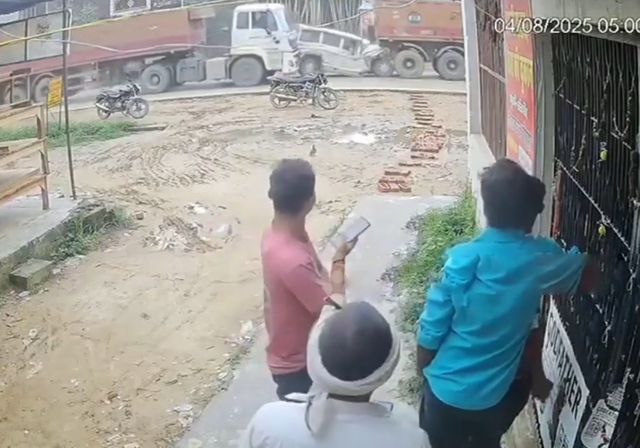 Bị kẹp giữa 2 xe đầu kéo, ô tô biến dạng sau va chạm - Ảnh 1.