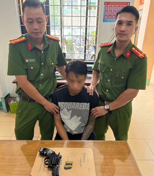 Bắt đối tượng trốn thi hành án tù, thu giữ khẩu súng trong phòng ngủ- Ảnh 1. Bắt đối tượng trốn thi hành án tù, thu giữ khẩu súng trong phòng ngủ- Ảnh 1.