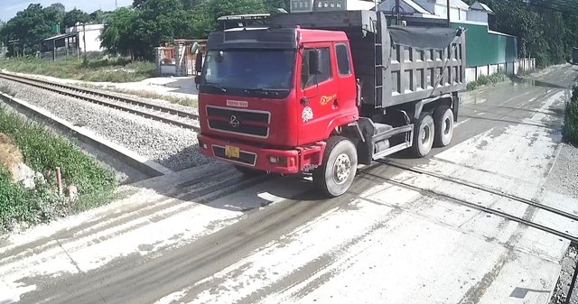 Nguy hiểm rình rập, phạt nguội chờ sẵn khi xe tải dừng trên đường sắt ở Đà Nẵng, Quảng Ngãi- Ảnh 1.