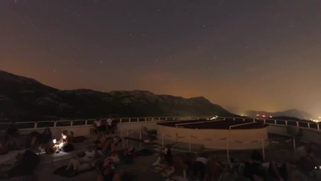 Mưa sao băng Perseid thắp sáng bầu trời đêm Balkan, mê hoặc người ngắm sao - Ảnh 1.