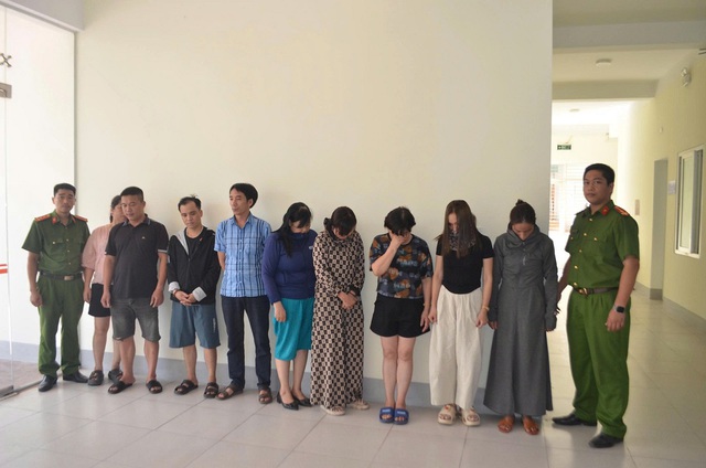 Bắt ổ nhóm làm "chuồng cọp", lắp camera quan sát để… đánh bạc - Ảnh 1.