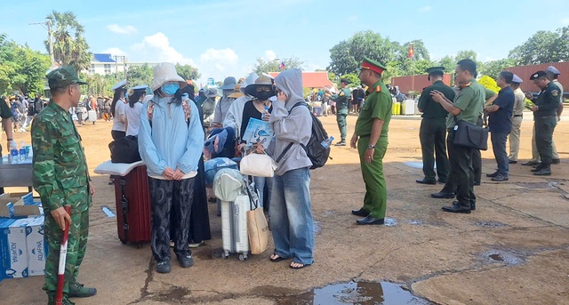 Tây Ninh: Tiếp nhận 353 công dân Việt Nam do Campuchia trao trả - Ảnh 1.