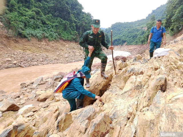 Gian nan hành trình cõng lương thực trèo đèo, lội suối tiếp tế đến người dân biên giới- Ảnh 2.
