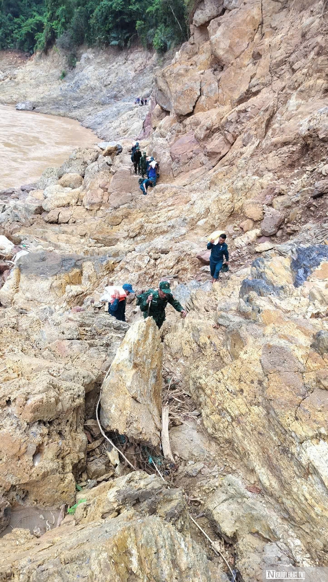Gian nan hành trình cõng lương thực trèo đèo, lội suối tiếp tế đến người dân biên giới- Ảnh 4.