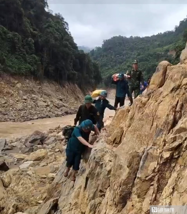Gian nan hành trình cõng lương thực trèo đèo, lội suối tiếp tế đến người dân biên giới- Ảnh 6.