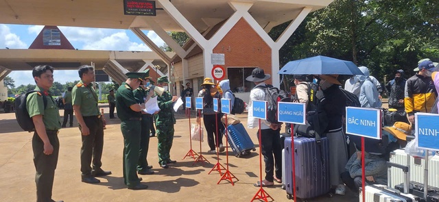 Tây Ninh: Tiếp nhận 353 công dân Việt Nam do Campuchia trao trả - Ảnh 2.