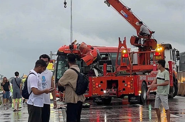 Xe khách tông đuôi container, tài xế bị thương nặng mắc kẹt trong cabin - Ảnh 1.