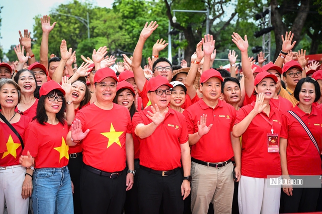 Sắc đỏ sao vàng hòa chung nhịp đập - Ảnh 2.
