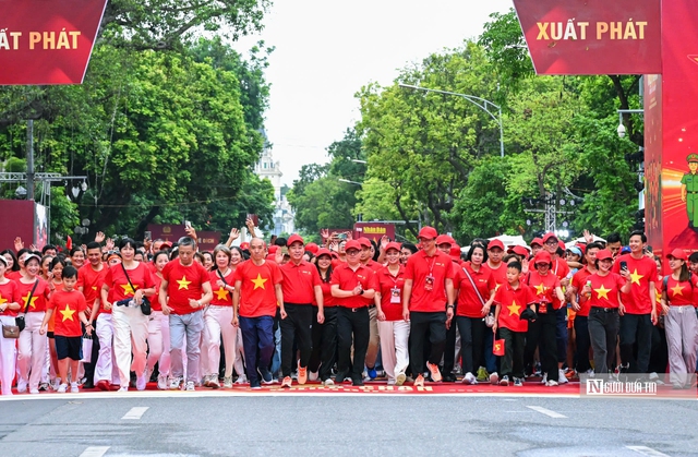 Sắc đỏ sao vàng hòa chung nhịp đập - Ảnh 1.