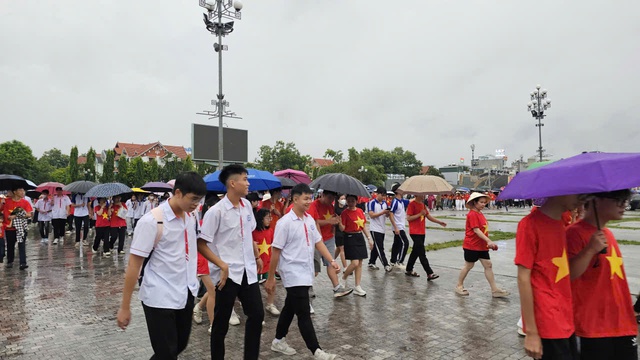 Hàng nghìn người "đội mưa" đi bộ "Cùng Việt Nam tiến bước" ở quảng trường Lam Sơn- Ảnh 8.