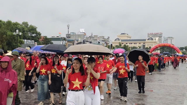 Hàng nghìn người "đội mưa" đi bộ "Cùng Việt Nam tiến bước" ở quảng trường Lam Sơn- Ảnh 6.