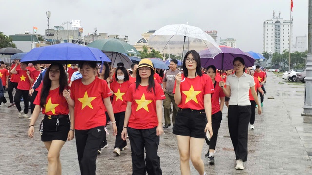 Hàng nghìn người "đội mưa" đi bộ "Cùng Việt Nam tiến bước" ở quảng trường Lam Sơn- Ảnh 7.