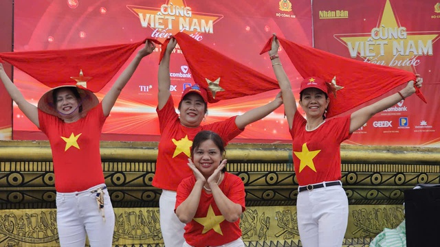 Hàng nghìn người "đội mưa" đi bộ "Cùng Việt Nam tiến bước" ở quảng trường Lam Sơn- Ảnh 9.