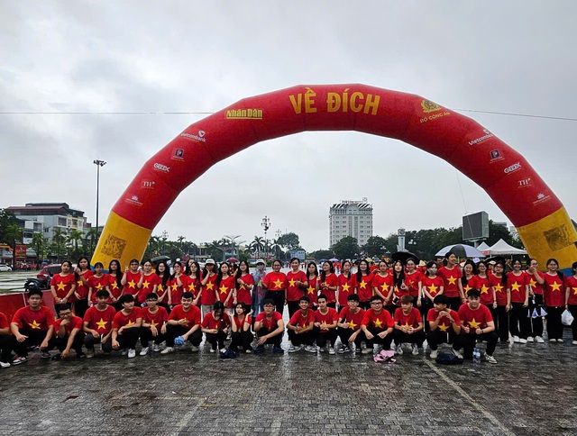 Hàng nghìn người "đội mưa" đi bộ "Cùng Việt Nam tiến bước" ở quảng trường Lam Sơn- Ảnh 11.