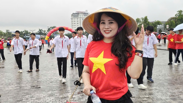 Hàng nghìn người "đội mưa" đi bộ "Cùng Việt Nam tiến bước" ở quảng trường Lam Sơn- Ảnh 10.