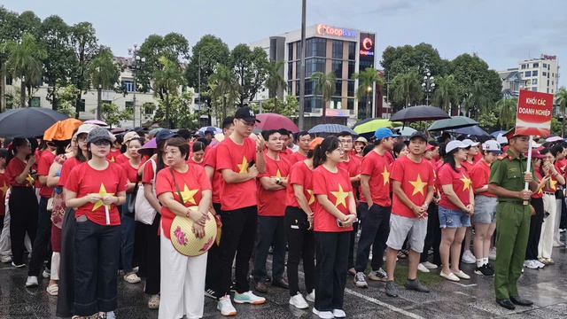 Hàng nghìn người "đội mưa" đi bộ "Cùng Việt Nam tiến bước" ở quảng trường Lam Sơn- Ảnh 2.