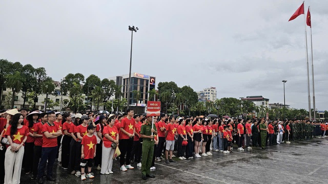 Hàng nghìn người "đội mưa" đi bộ "Cùng Việt Nam tiến bước" ở quảng trường Lam Sơn- Ảnh 1.