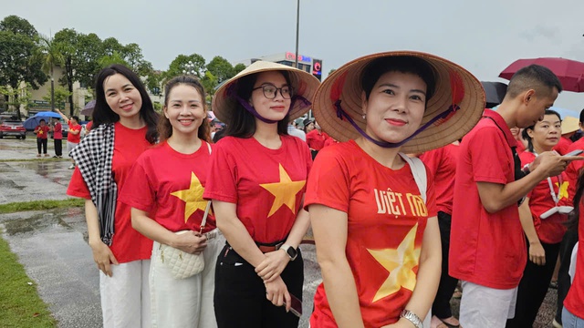 Hàng nghìn người "đội mưa" đi bộ "Cùng Việt Nam tiến bước" ở quảng trường Lam Sơn- Ảnh 4.