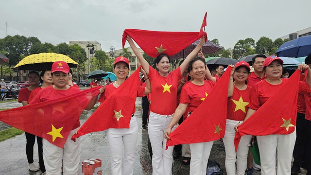 Hàng nghìn người "đội mưa" đi bộ "Cùng Việt Nam tiến bước" ở quảng trường Lam Sơn- Ảnh 5.