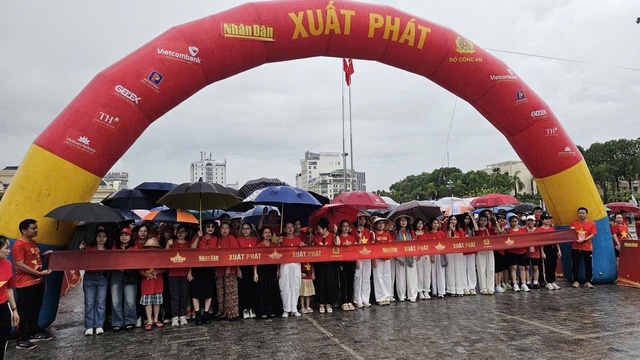 Hàng nghìn người "đội mưa" đi bộ "Cùng Việt Nam tiến bước" ở quảng trường Lam Sơn- Ảnh 3.