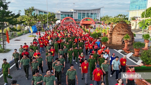 5.000 người đi bộ trên tuyến đường gốm và hoa dài nhất Việt Nam- Ảnh 2.