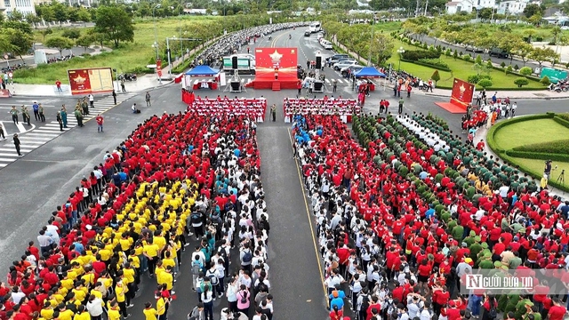 5.000 người đi bộ trên tuyến đường gốm và hoa dài nhất Việt Nam- Ảnh 1.
