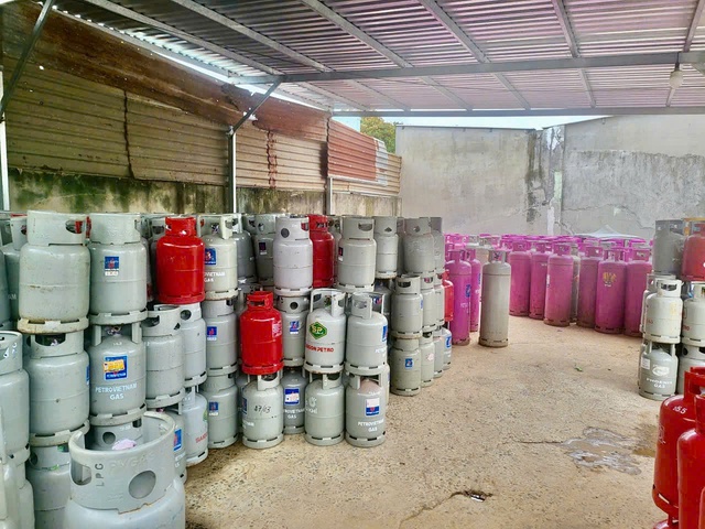 Công an Tp.HCM triệt phá đường dây sang chiết, làm giả 1.000 tấn gas- Ảnh 2.