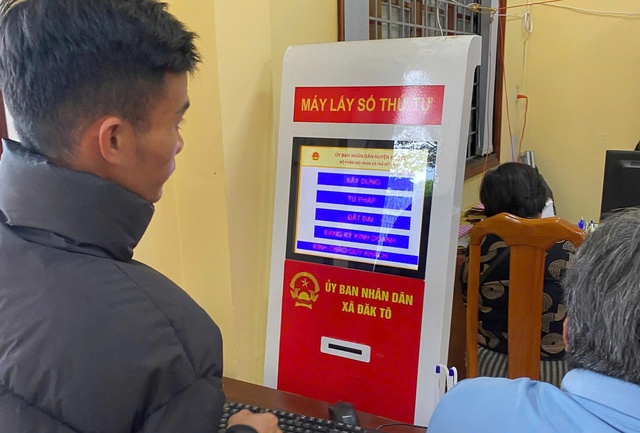 Quảng Ngãi: Trao những bìa hồng đầu tiên sau hơn một tháng vận hành mô hình chính quyền hai cấp tại Đăk Tô- Ảnh 1.