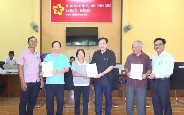 Quảng Ngãi: Trao những bìa hồng đầu tiên sau hơn một tháng vận hành mô hình chính quyền hai cấp tại Đăk Tô- Ảnh 3.