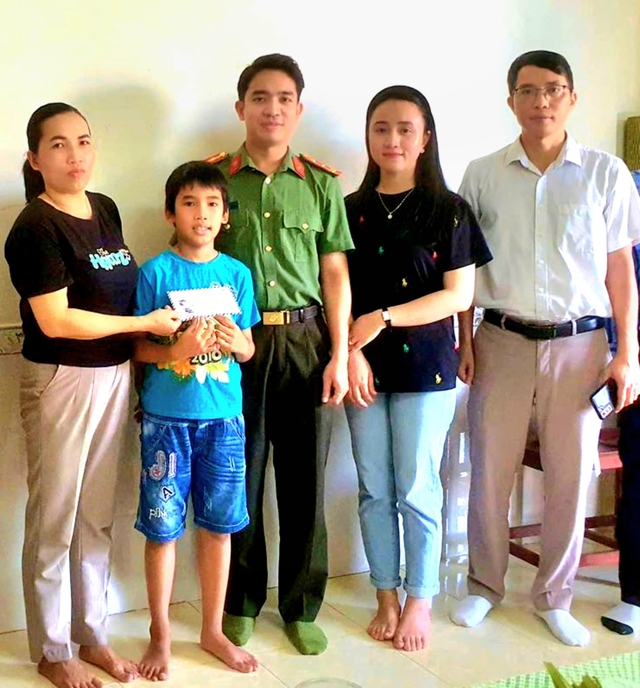 Những “người mẹ” trong sắc phục công an nâng bước trẻ mồ côi đến trường- Ảnh 1. Những “người mẹ” trong sắc phục công an nâng bước trẻ mồ côi đến trường- Ảnh 1.