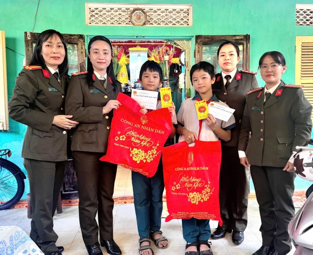 Những “người mẹ” trong sắc phục công an nâng bước trẻ mồ côi đến trường- Ảnh 3. Những “người mẹ” trong sắc phục công an nâng bước trẻ mồ côi đến trường- Ảnh 3.