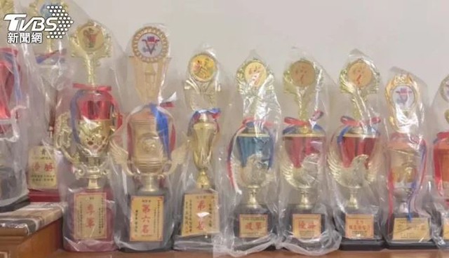 Đang hát trên sân khấu, cụ ông 83 tuổi bất ngờ ngã quỵ, tử vong- Ảnh 2. Đang hát trên sân khấu, cụ ông 83 tuổi bất ngờ ngã quỵ, tử vong- Ảnh 2.