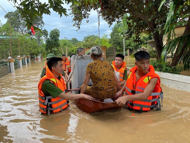 Những “người hùng” thầm lặng nỗ lực giúp dân trong bão lũ lịch sử ở miền Tây Nghệ An- Ảnh 2. Những “người hùng” thầm lặng nỗ lực giúp dân trong bão lũ lịch sử ở miền Tây Nghệ An- Ảnh 2.
