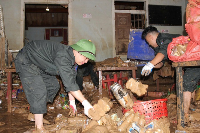 Những “người hùng” thầm lặng nỗ lực giúp dân trong bão lũ lịch sử ở miền Tây Nghệ An- Ảnh 5. Những “người hùng” thầm lặng nỗ lực giúp dân trong bão lũ lịch sử ở miền Tây Nghệ An- Ảnh 5.