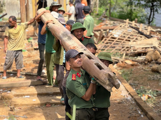 Những “người hùng” thầm lặng nỗ lực giúp dân trong bão lũ lịch sử ở miền Tây Nghệ An- Ảnh 6. Những “người hùng” thầm lặng nỗ lực giúp dân trong bão lũ lịch sử ở miền Tây Nghệ An- Ảnh 6.