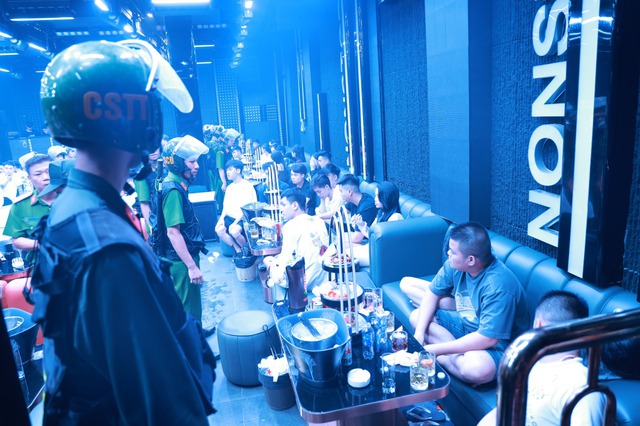 Quảng Trị: Hàng trăm cảnh sát đột kích 2 quán bar, phát hiện 145 người dính ma túy- Ảnh 1. Quảng Trị: Hàng trăm cảnh sát đột kích 2 quán bar, phát hiện 145 người dính ma túy- Ảnh 1.